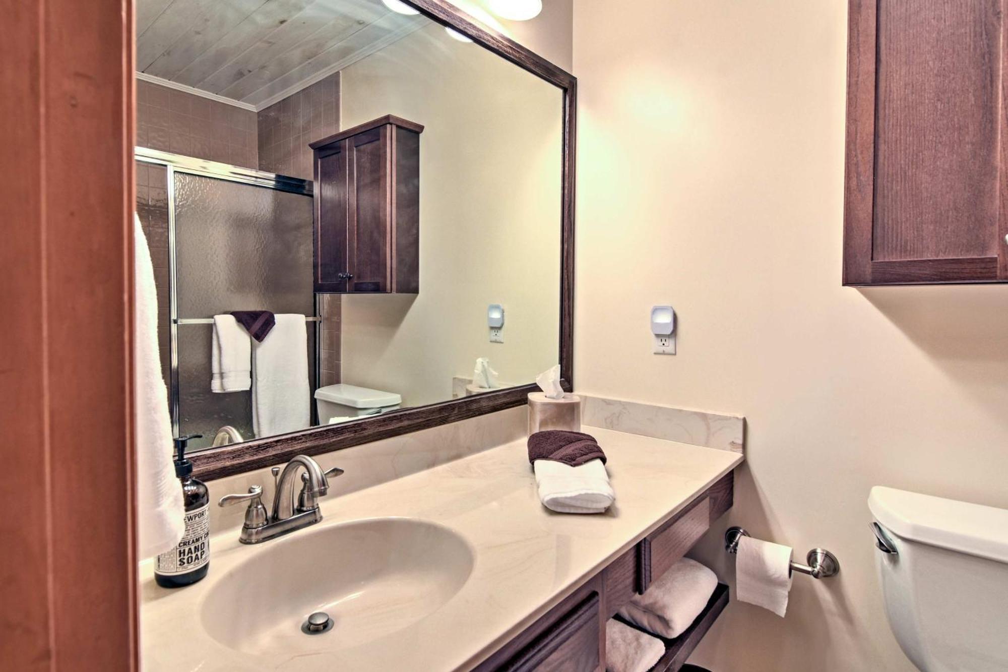 Beech Mountain Condo With Balcony, Walk To Resort! Luaran gambar